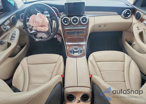 2017 Mercedes-Benz C 300 z USA, uszkodzony, nr VIN 55SWF4JB0HU192516